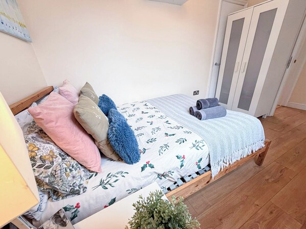 3 bedrooms, desk, iron/ironing board, travel crib
