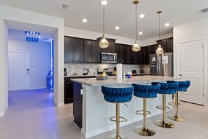 Refrigerador, horno, placa de cocina, lavavajillas