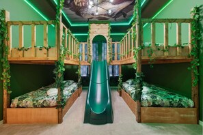 10 chambres, bureau, fer et planche à repasser, lit de bébé portatif