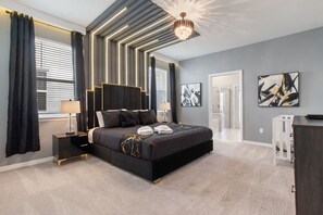 10 habitaciones, escritorio y tabla de planchar con plancha