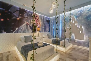 15 soverom, skrivebord, strykejern/-brett og reiseseng for barn