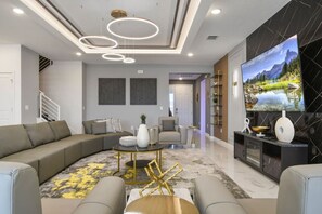 Fernseher, Kamin, Tischfußball