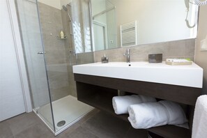 Dusche, Haartrockner, Bidet, Handtücher