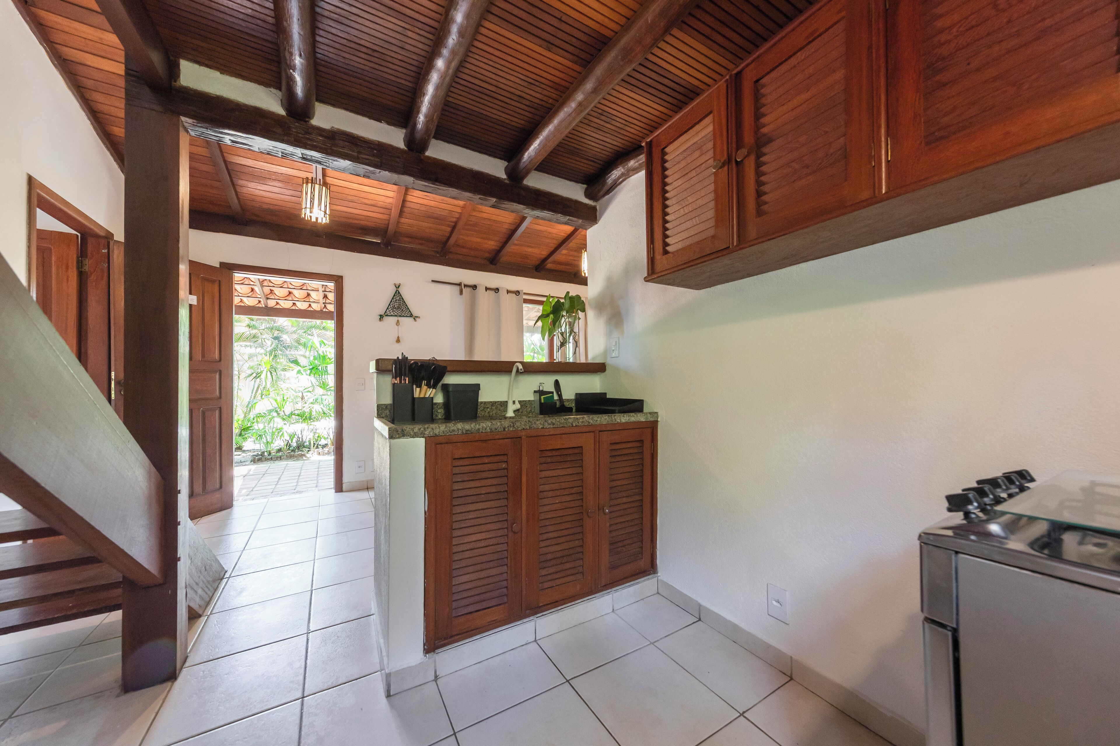 Una cocina con armarios de madera, una encimera y una estufa a gas.