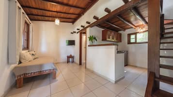 Chalé conforto | Área de estar | TV