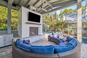 Terrace/patio - Private Pool and Sitting Spa! Community Amenities! 4 Adult Bikes! (Santa Rosa Beach)