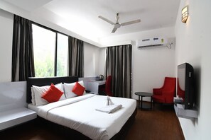 Deluxe Double Room, Garden View | Desk, laptop workspace, soundproofing, free WiFi - HOTEL BALLYGUNGE LUXURY (Kolkata)