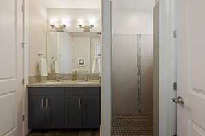 Townhome - flera sovrum | Badrum | Schampo