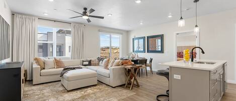 Condo, 2 Bedrooms | Living area