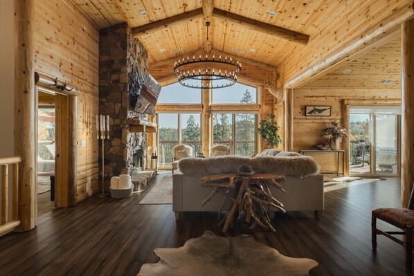 House, 4 Bedrooms | Living area | Smart TV