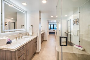 Condo, 2 phòng ngủ | Phòng tắm | Khăn tắm, dầu gội 