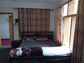 Soundproofing, iron/ironing board, free WiFi - Burj-E-Alam Hotel (Karimabad)