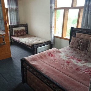 Deluxe-Doppelzimmer, Bergblick | Schallisolierte Zimmer, Bügeleisen/Bügelbrett, kostenloses WLAN