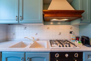 Een koelkast, een magnetron, een oven, een vaatwasser