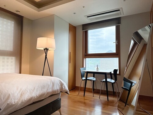 Spacious & Modern Family Retreat