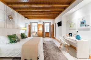 Superior Studio Suite | Desk, laptop workspace, free WiFi, bed sheets - R3 Service Five Senses in Coimbra (Coimbra)