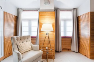 Escritorio, espacio para trabajar con laptop y wifi gratis 