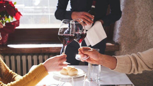 A dining table with wine glasses, a plate with rolls, and a pen. - Forte Family Village (Chiusaforte)