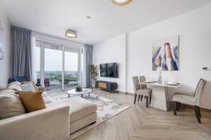 TV - Contemporary 1BR in Al Kifaf Residences West, Bur Dubai by Deluxe Holiday Homes (Dubai)