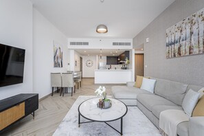 TV - Contemporary 1BR in Al Kifaf Residences West, Bur Dubai by Deluxe Holiday Homes (Dubai)