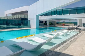 Pool - Contemporary 1BR in Al Kifaf Residences West, Bur Dubai by Deluxe Holiday Homes (Dubai)