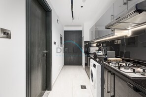 Kühlschrank, Mikrowelle, Herdplatte, Wasserkocher mit Kaffee-/Teezubehör