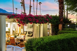Outdoor dining - 25% Off 30+ Night Stay! Gorgeous Condo W/Pool/Spa (Palm Springs)