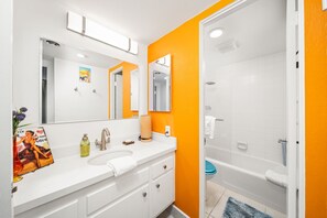 Séchoir à cheveux, bidet, serviettes fournies