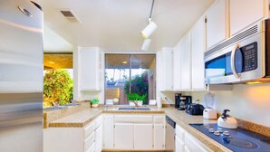 Private kitchen - 25% Off, 30+ Night Stay! Family Getaway W/Pool/Spa (Palm Springs)