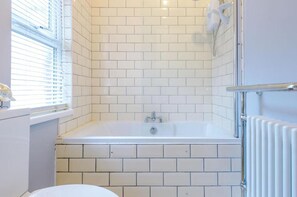 Combined shower/bathtub, deep-soaking bathtub, towels - Spacious Bed Rest Stay in Salford City (Salford)