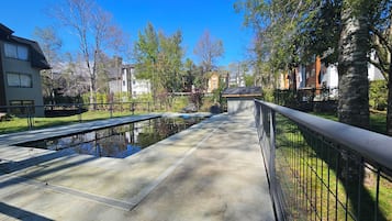Kolam renang outdoor musiman