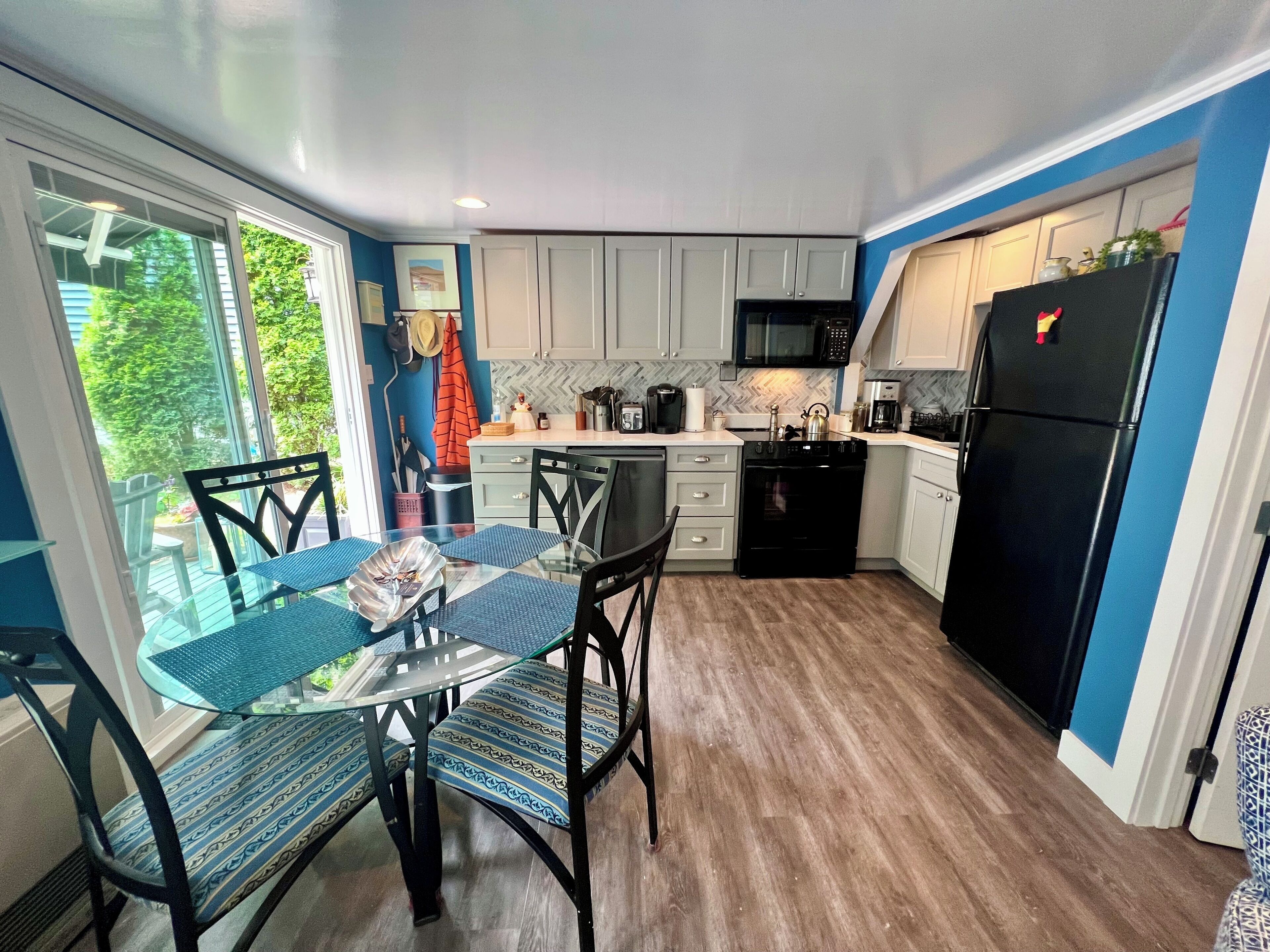 Refrigerador, parrilla de estufa y cafetera y tetera 