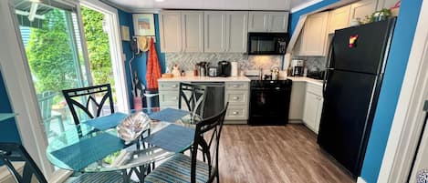 Réfrigérateur, plaque de cuisson, cafetière/bouilloire