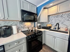 Frigorifero, piano cottura, macchina per tè/caffè