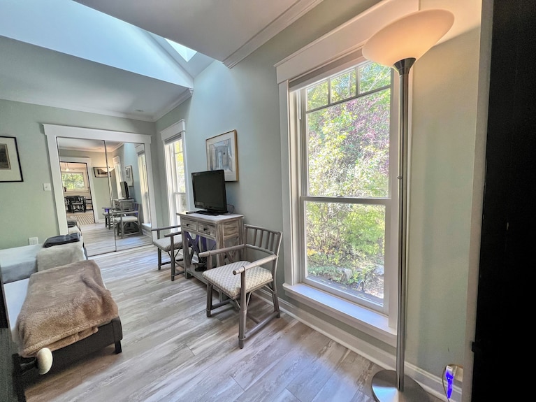 The Tree Top Apartment: Spacious 2 Bedroom Apt Walking Distance To Ogunquit Beach! - Ogunquit, ME