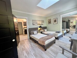 2 habitaciones, tabla de planchar con plancha, wifi y ropa de cama 