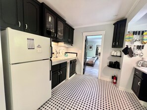Fridge, stovetop, coffee/tea maker