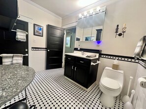 Ducha, secador de pelo, toallas