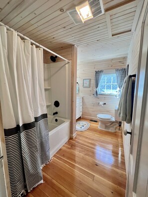 Hair dryer, towels - The Downing House - Newly Updated 4bd Farmhouse! (York)