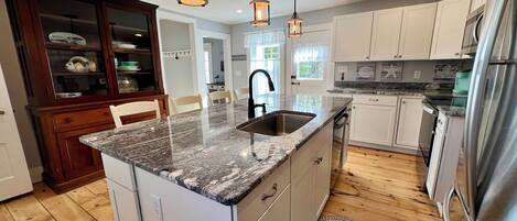 Frigorífico, placa de cocina y cafetera o tetera