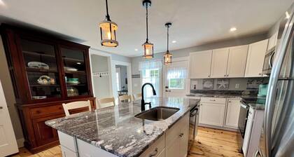 The Downing House - Newly Updated 4bd Farmhouse!