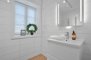 Shower, hair dryer, heated floors, towels