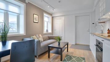 Estudio básico, vista al patio | Espacio para trabajar con laptop, wifi gratis y ropa de cama