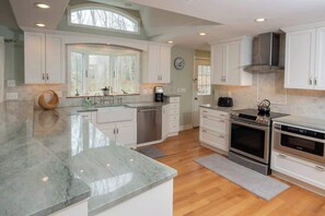 Fridge, stovetop, coffee/tea maker, high chair