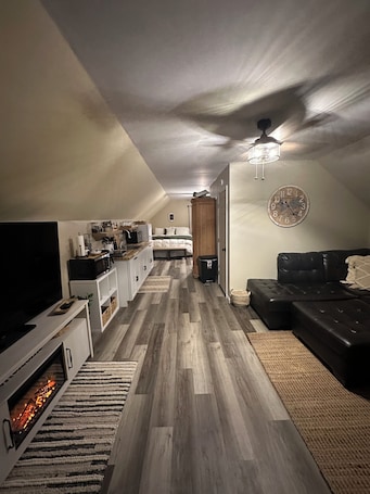 Smart TV, fireplace. Beautiful Loft in the Woods