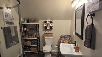 Dusche, Haartrockner, HandtĂŒcher, Seife