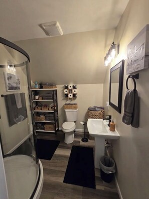 Een douche, een haardroger, handdoeken, zeep