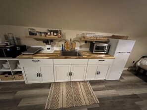 Kjøleskap, mikrobølgeovn, kokeplater og kaffetrakter/tekoker