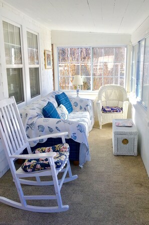 TV - The School Street Cottage! (Ogunquit)