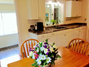 Refrigerador, parrilla de estufa y cafetera y tetera 